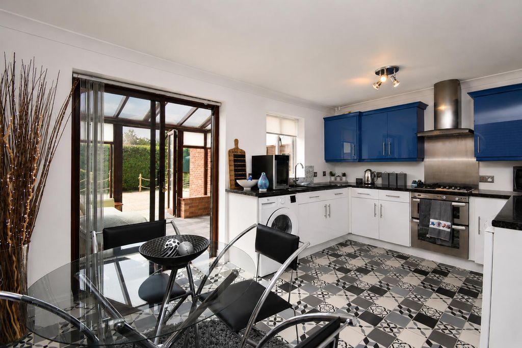 Property photo 3 of 20 Kitchen / Dining Room