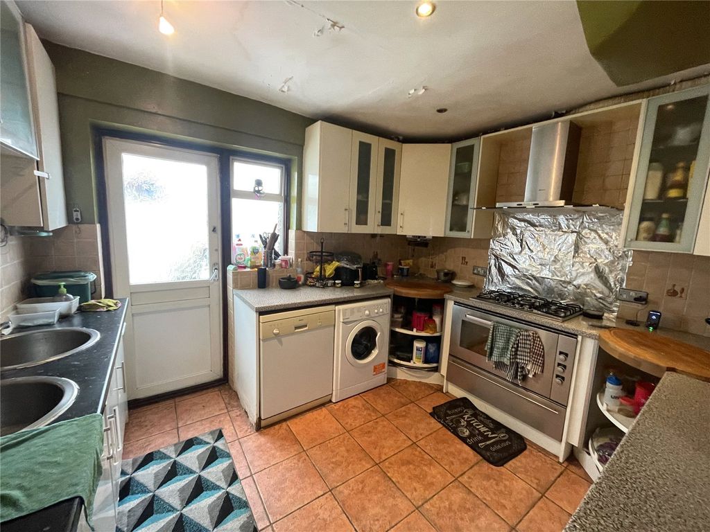Property photo 3 of 7 Kitchen