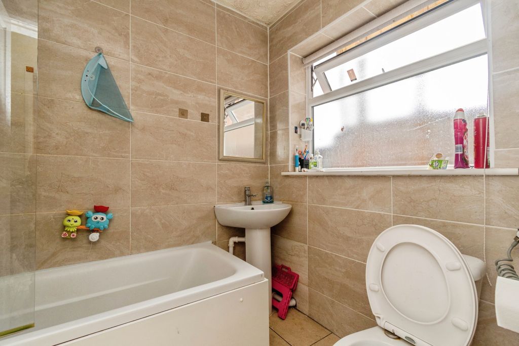 Property photo 3 of 19 Bathroom