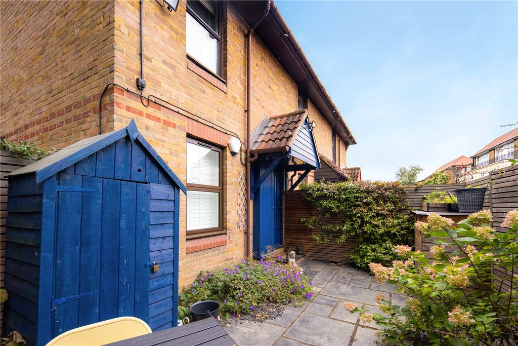 Property photo 1 of 20 Front Garden