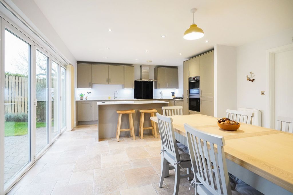 Property photo 3 of 34