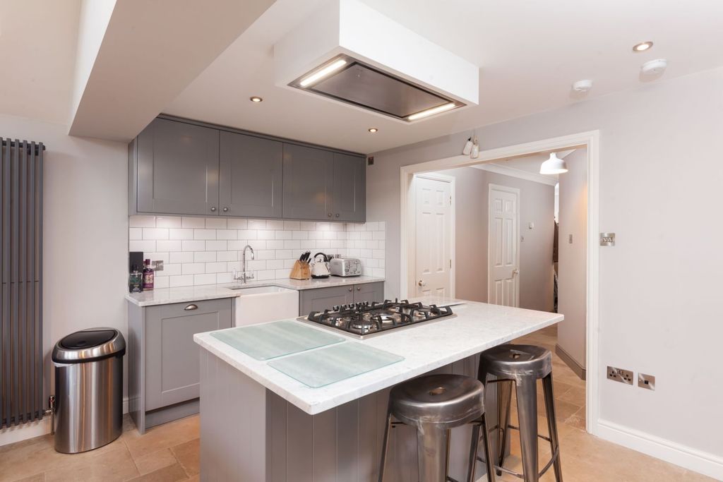 Property photo 3 of 17 Kitchen