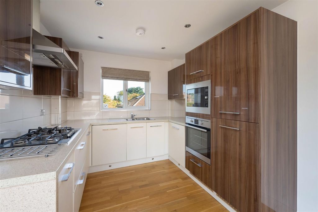 Property photo 3 of 15 Carlton Court, The Bridge Approach, Whitstable