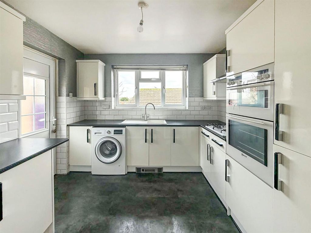 Property photo 2 of 18 Kitchen