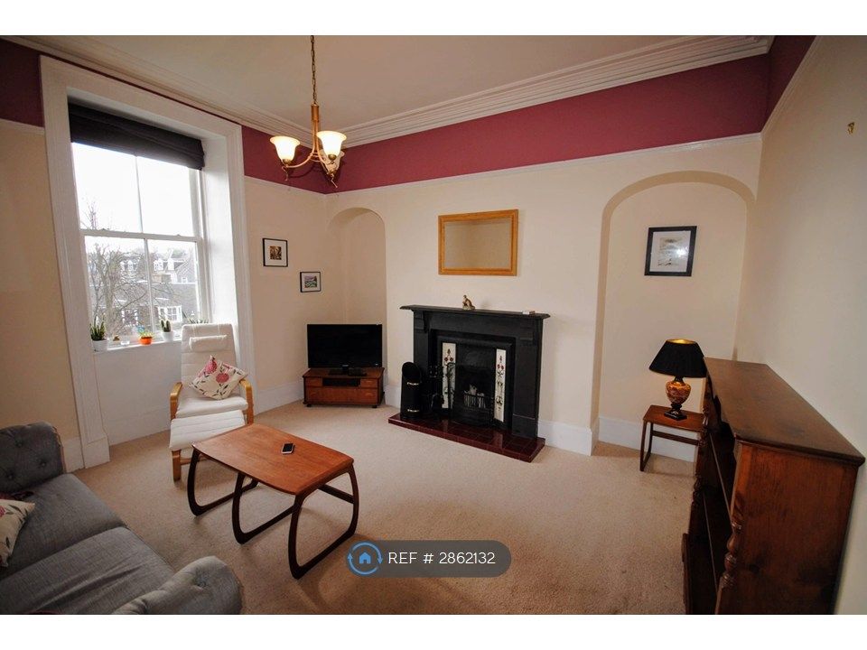 Property photo 1 of 8 Livingroom