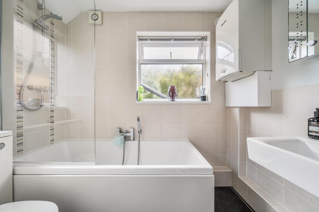 Property photo 3 of 17 Bathroom