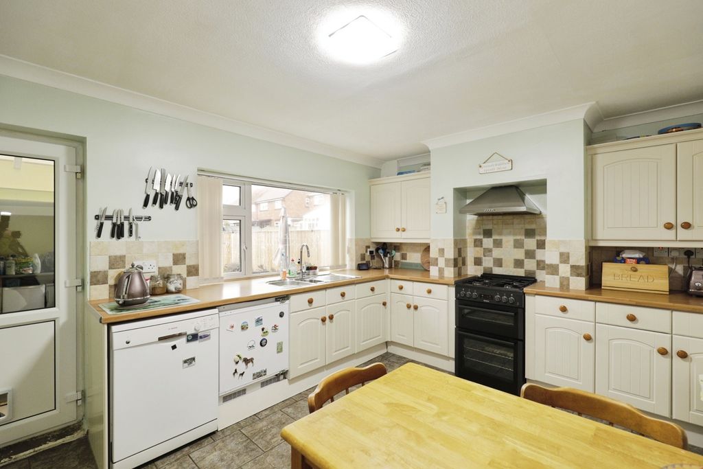 Property photo 2 of 15 Kitchen (2)