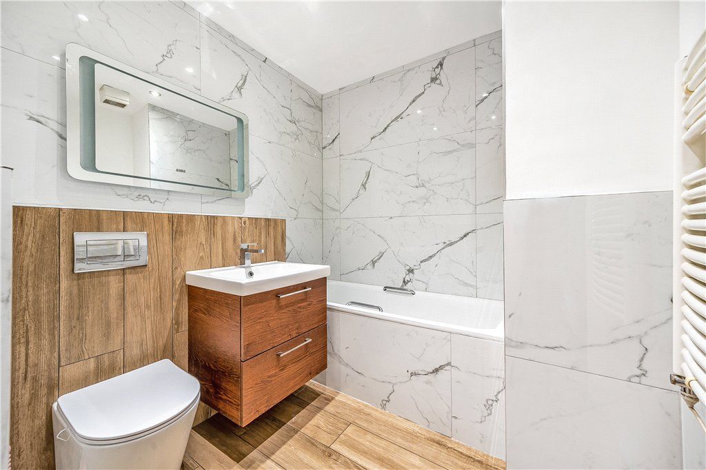 Property photo 3 of 11 Bathroom