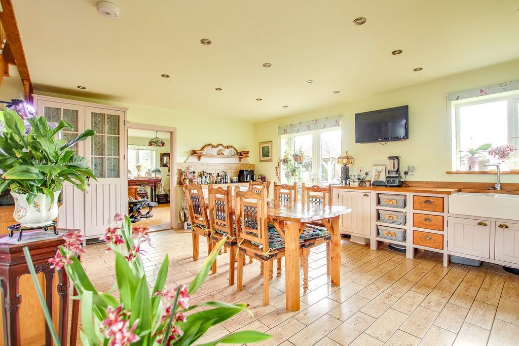 Property photo 3 of 32