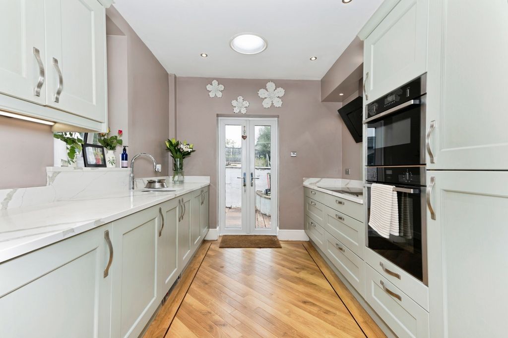 Property photo 3 of 19 Kitchen