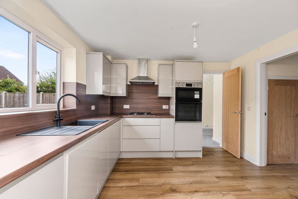 Property photo 2 of 33