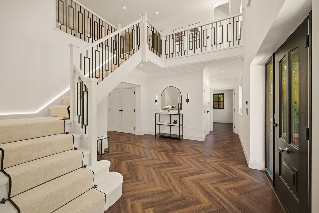 Property photo 2 of 34 Entrance Hall