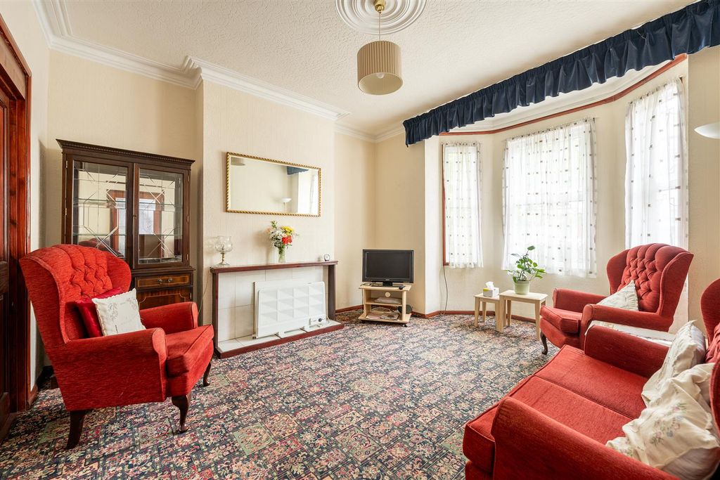 Property photo 2 of 26 Ridgdale Street, E3