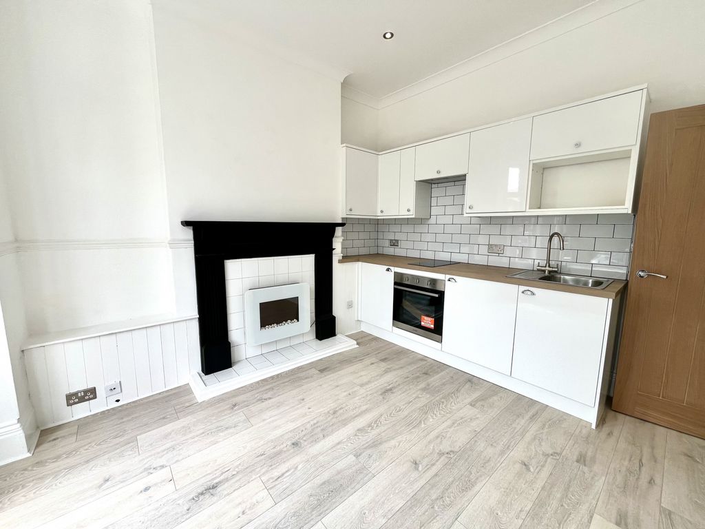 Property photo 3 of 10 Lounge/Kitchen