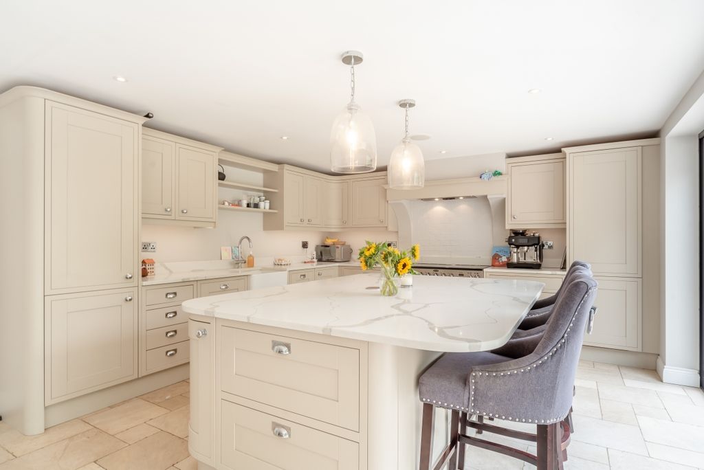 Property photo 3 of 25 8560968-Interior12