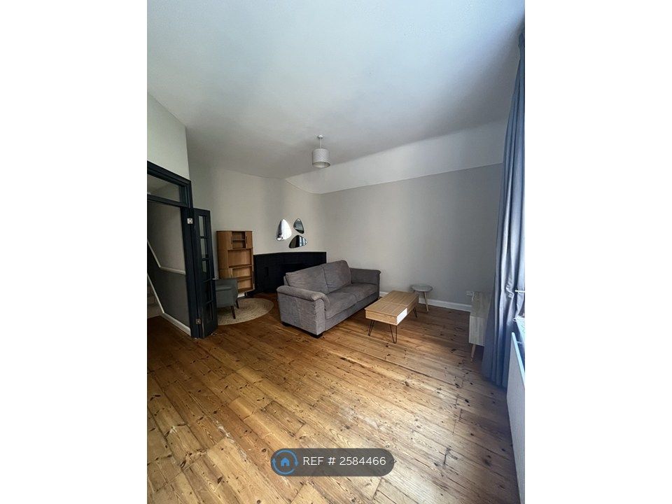 Property photo 3 of 18 Living Room