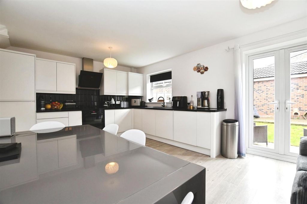 Property photo 3 of 30 Kitchen/Diner/Family Room