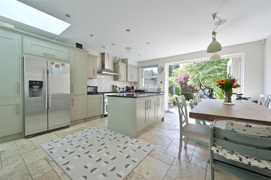 Property photo 2 of 12 39 Tennyson Road-7.Jpg