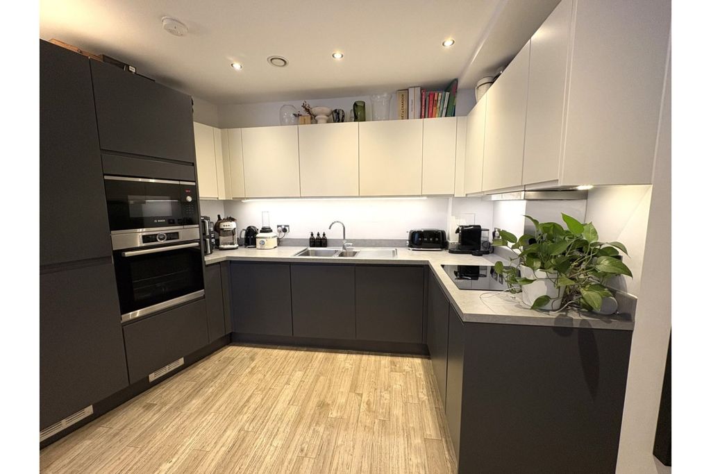 Property photo 3 of 11 Kitchen