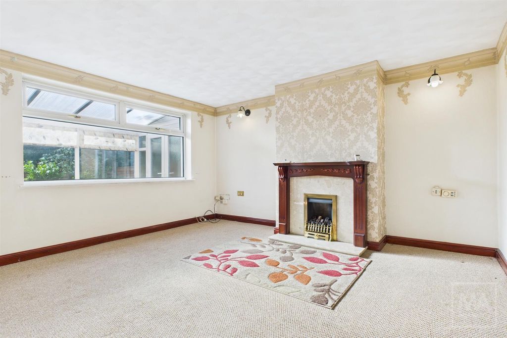 Property photo 2 of 16 Lounge