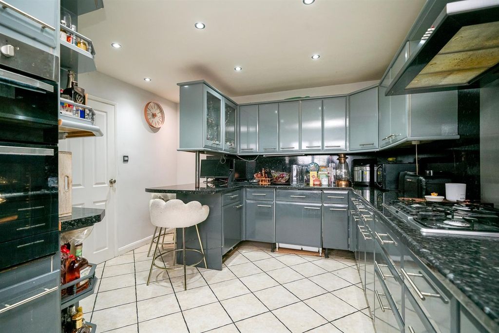 Property photo 3 of 24 Kitchen