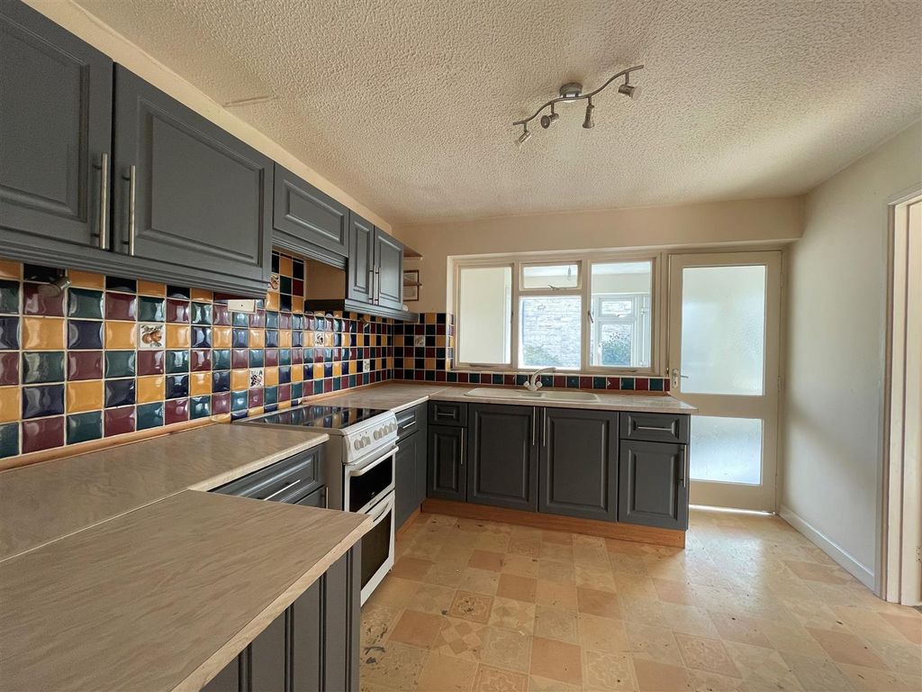 Property photo 2 of 5 Kitchen