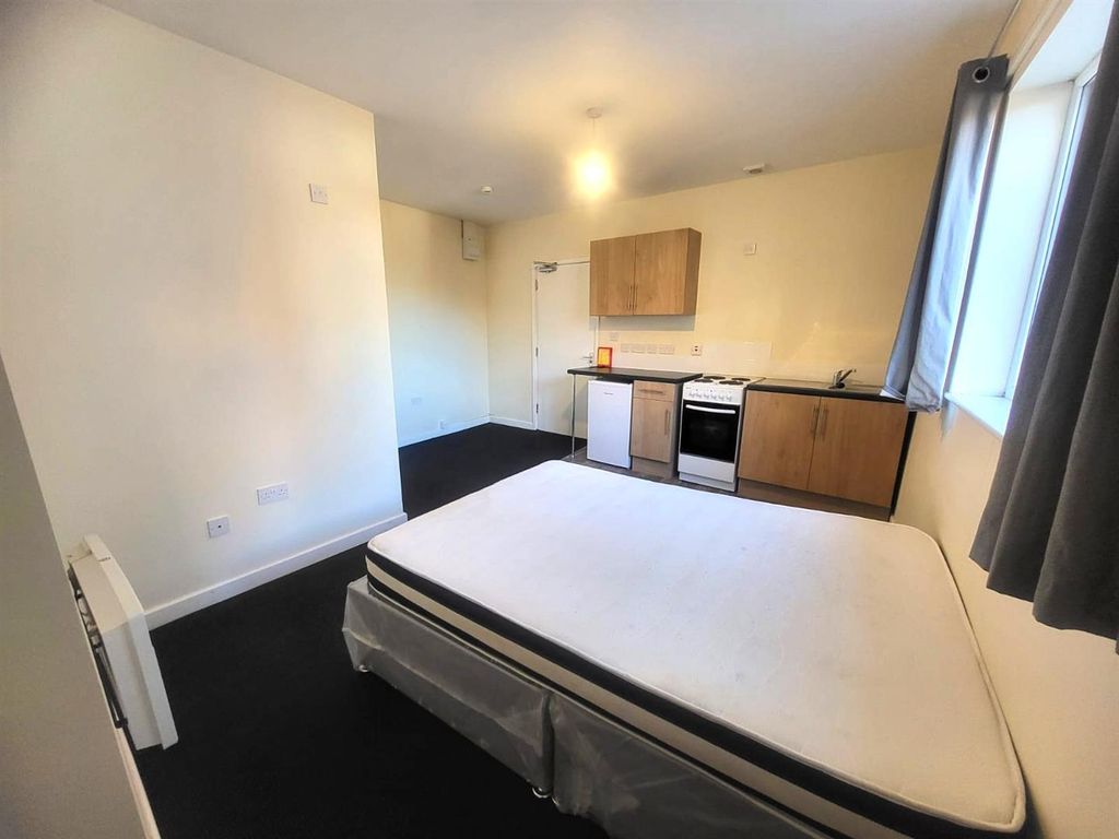 Property photo 3 of 7 Studio Pic 2