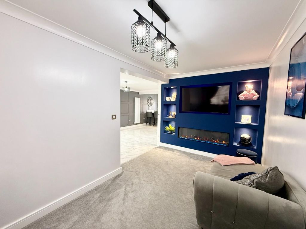 Property photo 3 of 26 Lounge