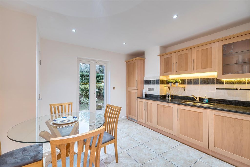 Property photo 3 of 20 Kitchen/Dining Room