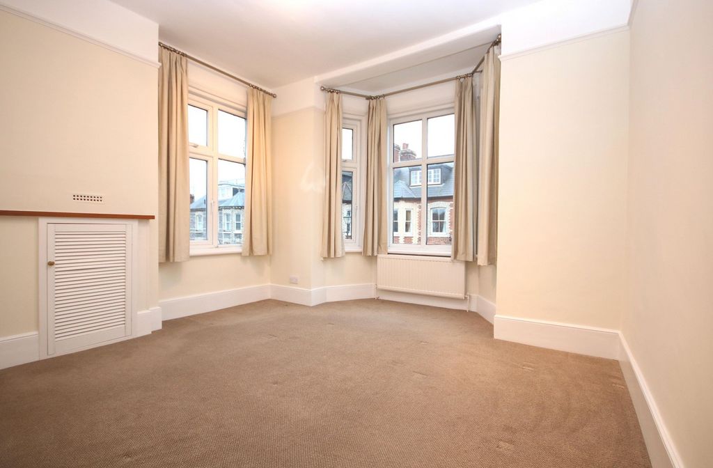 Property photo 2 of 6 Bedroom