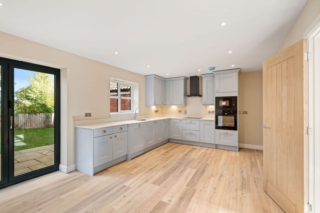 Property photo 2 of 21