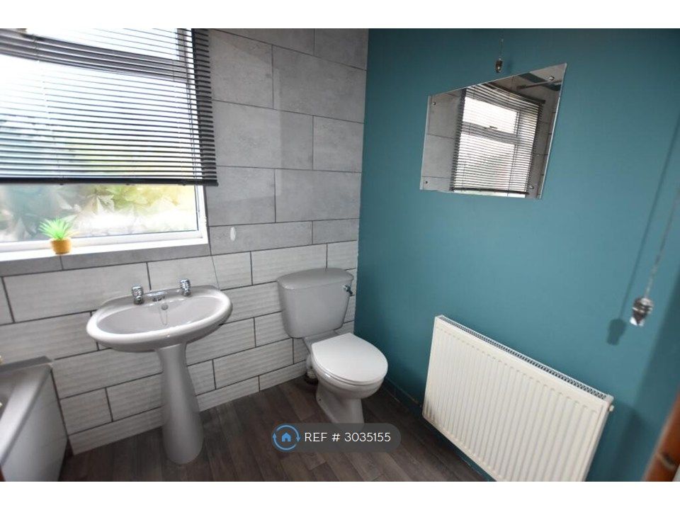 Property photo 2 of 12 Bathroom