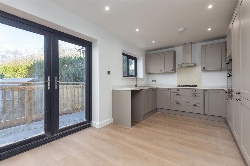 Property photo 3 of 25