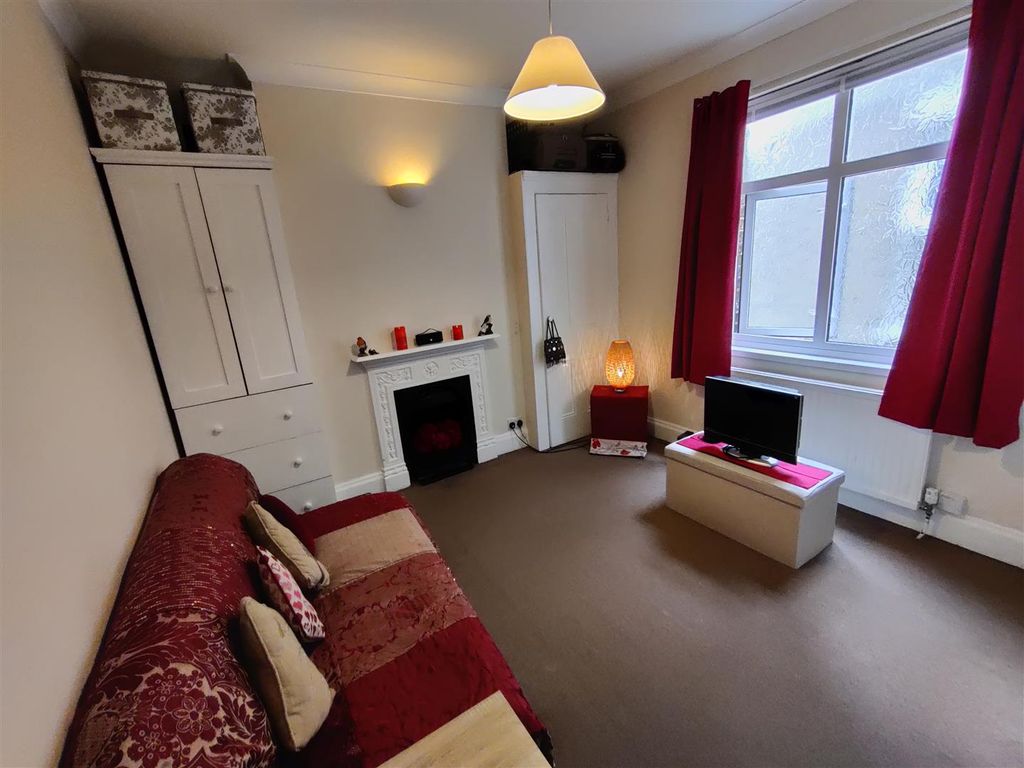 Property photo 1 of 4 Flat 5, 31 Bekmont Road Livingroom.Jpg