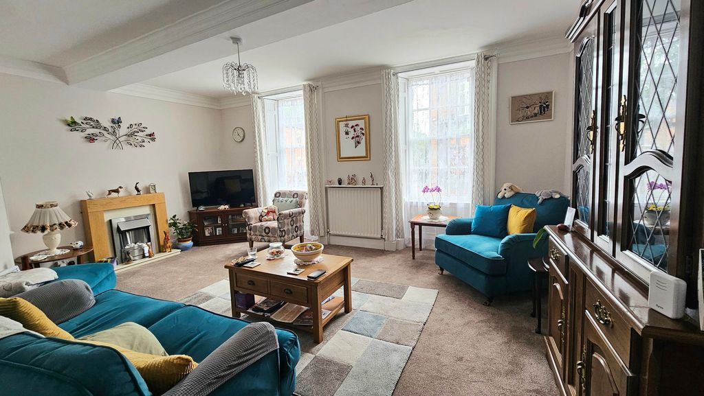 Property photo 3 of 7 Living Room