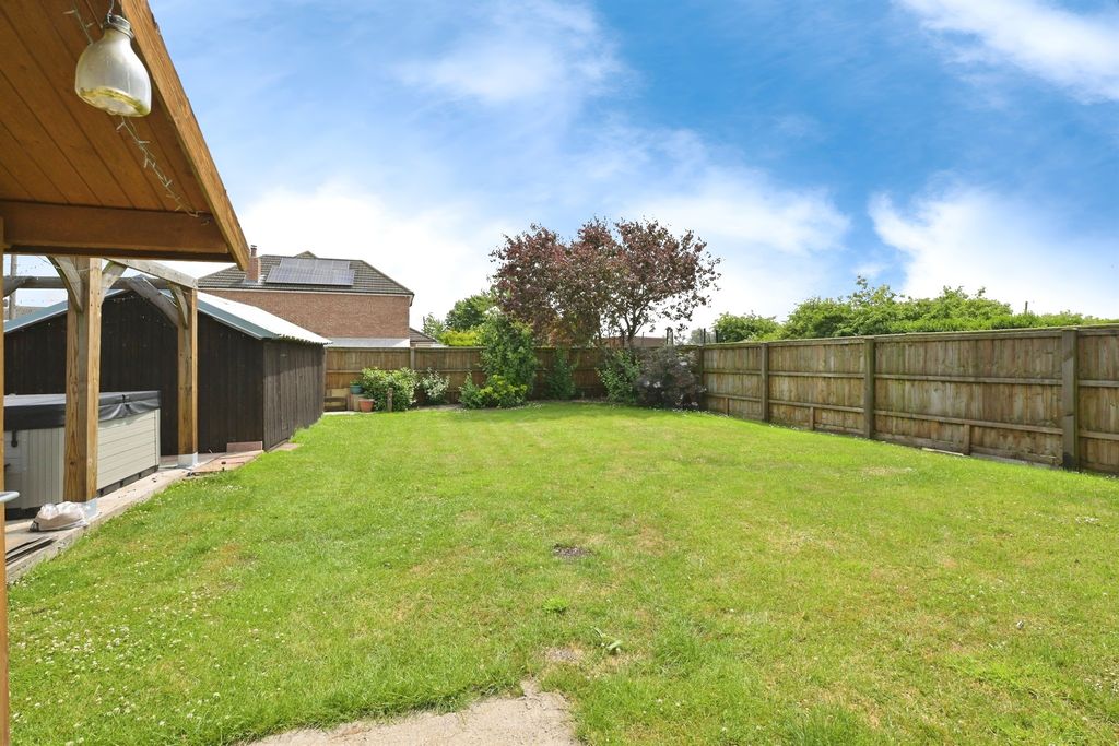 Property photo 2 of 18 Garden