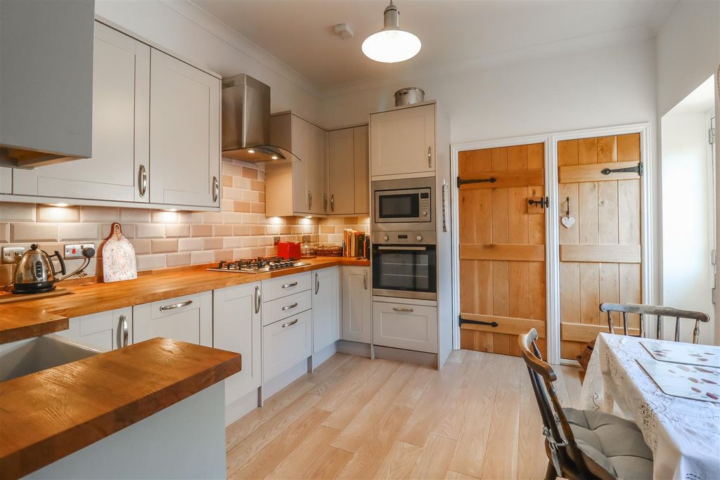 Property photo 2 of 22