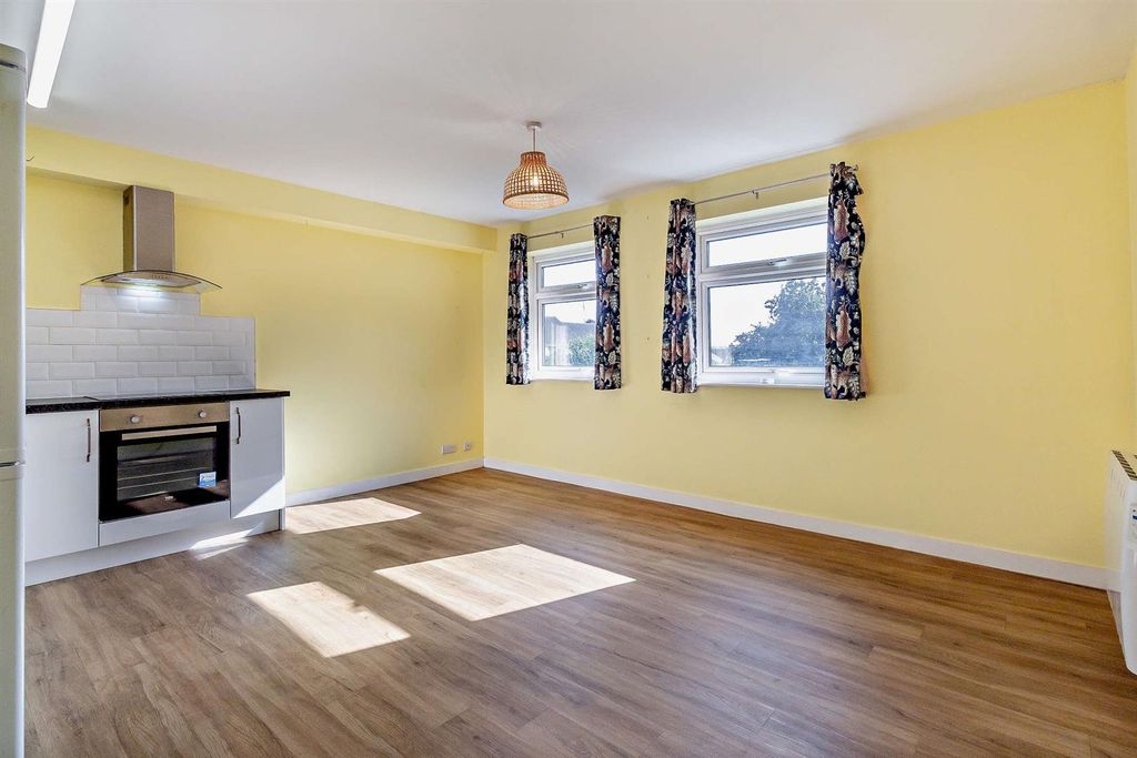 Property photo 2 of 15 8660353-Interior01-800.Jpg
