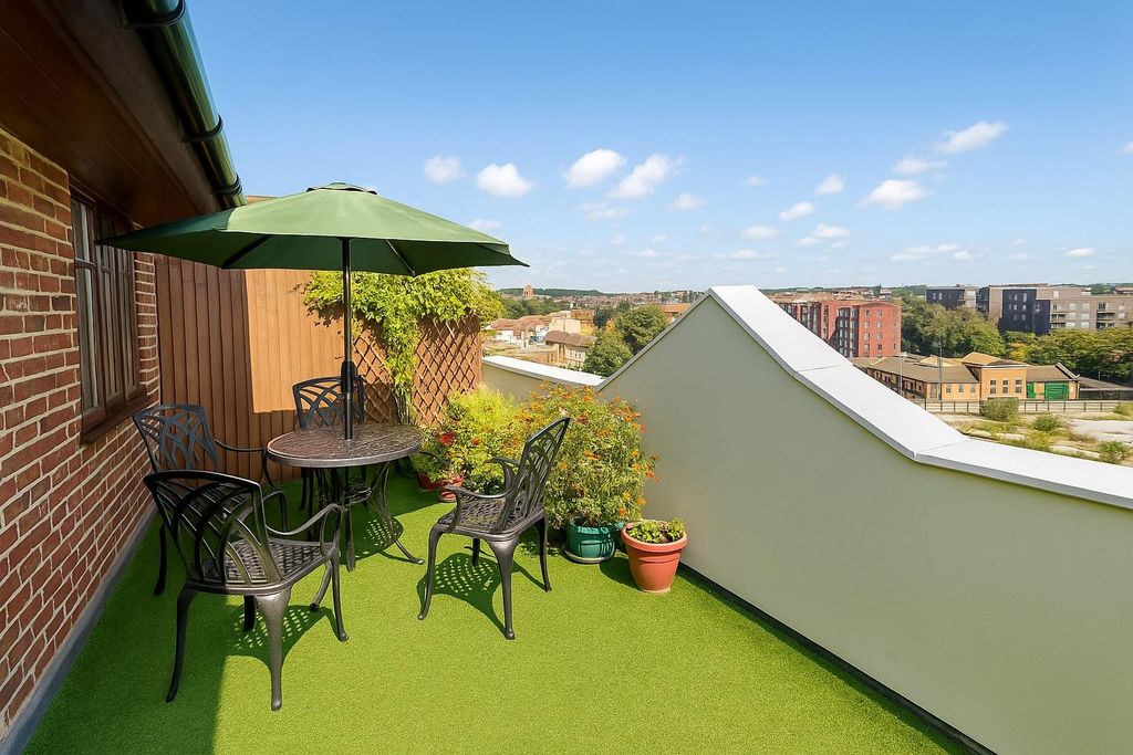 Property photo 2 of 8 Roof Terrace.Jpeg