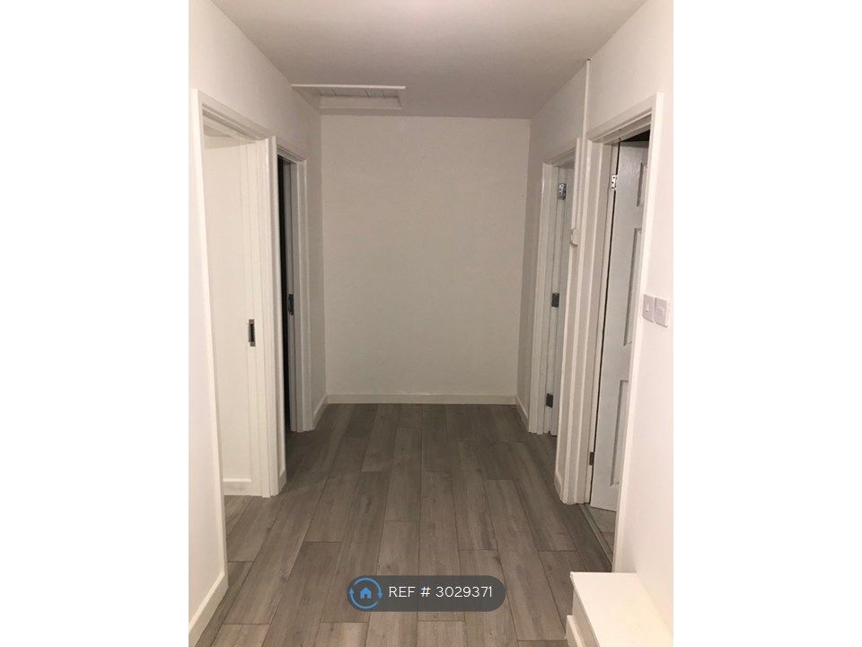 Property photo 2 of 16 Entrance Hall