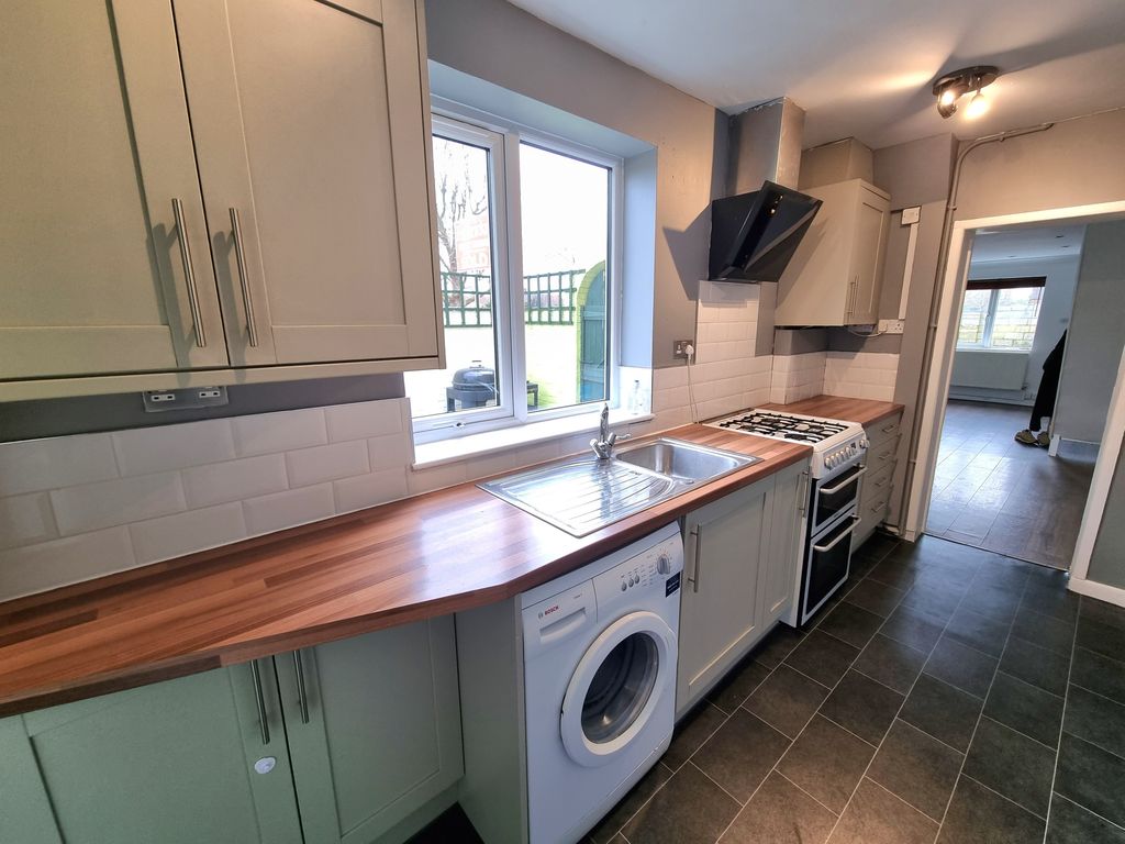 Property photo 2 of 11 Kitchen