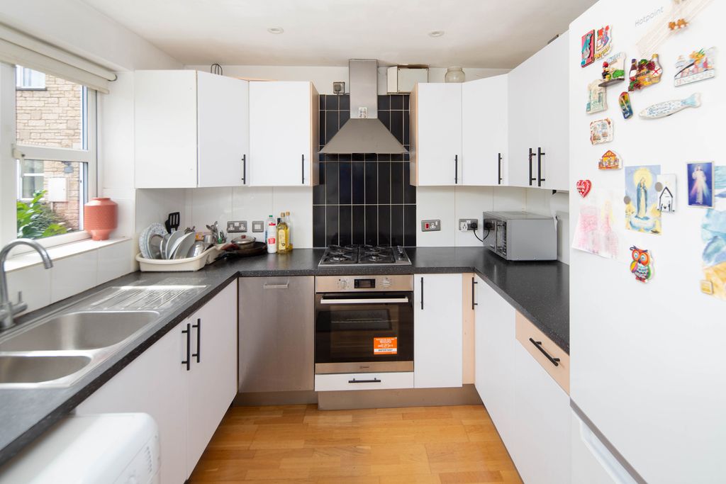 Property photo 3 of 19 Kitchen