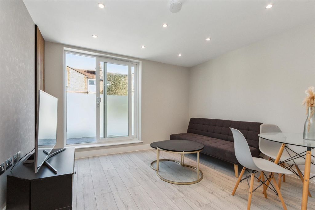 Property photo 2 of 7 Flat 2, 52 Gilbey Road Sw17 Reception 3 New.Jpg