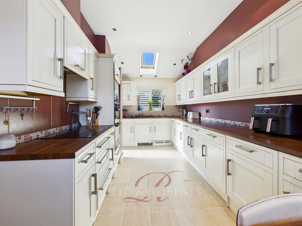 Property photo 3 of 37 Cam04884G0-Pr0129-Still019.Jpg