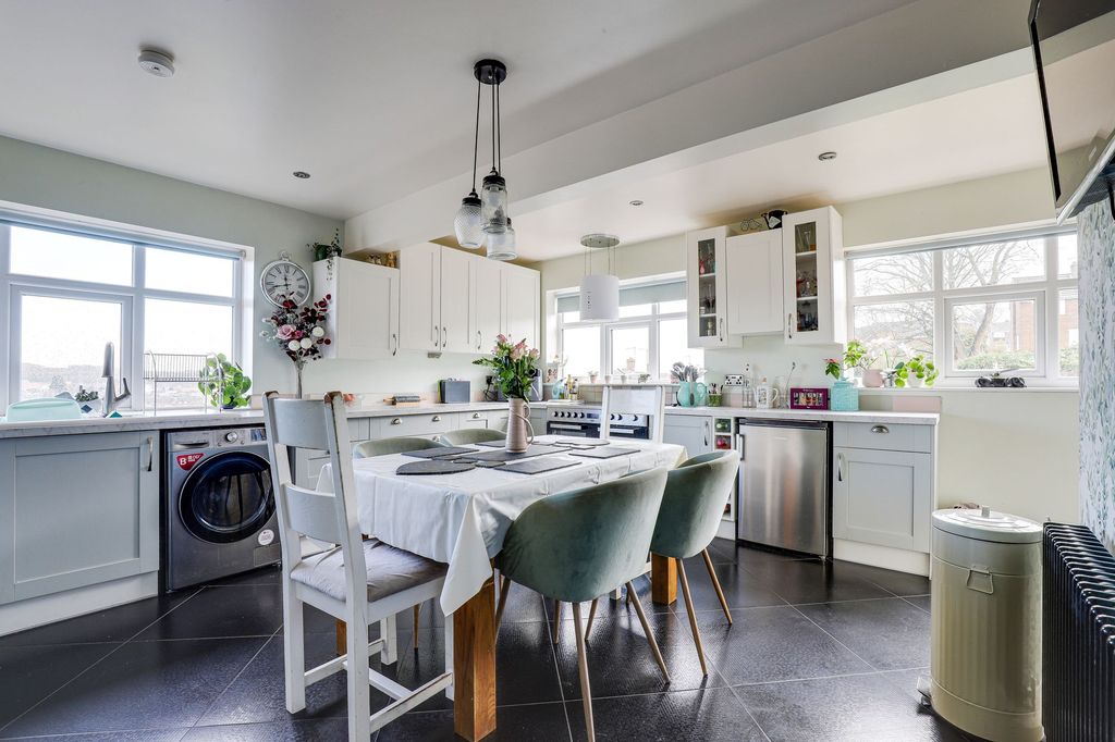 Property photo 3 of 28