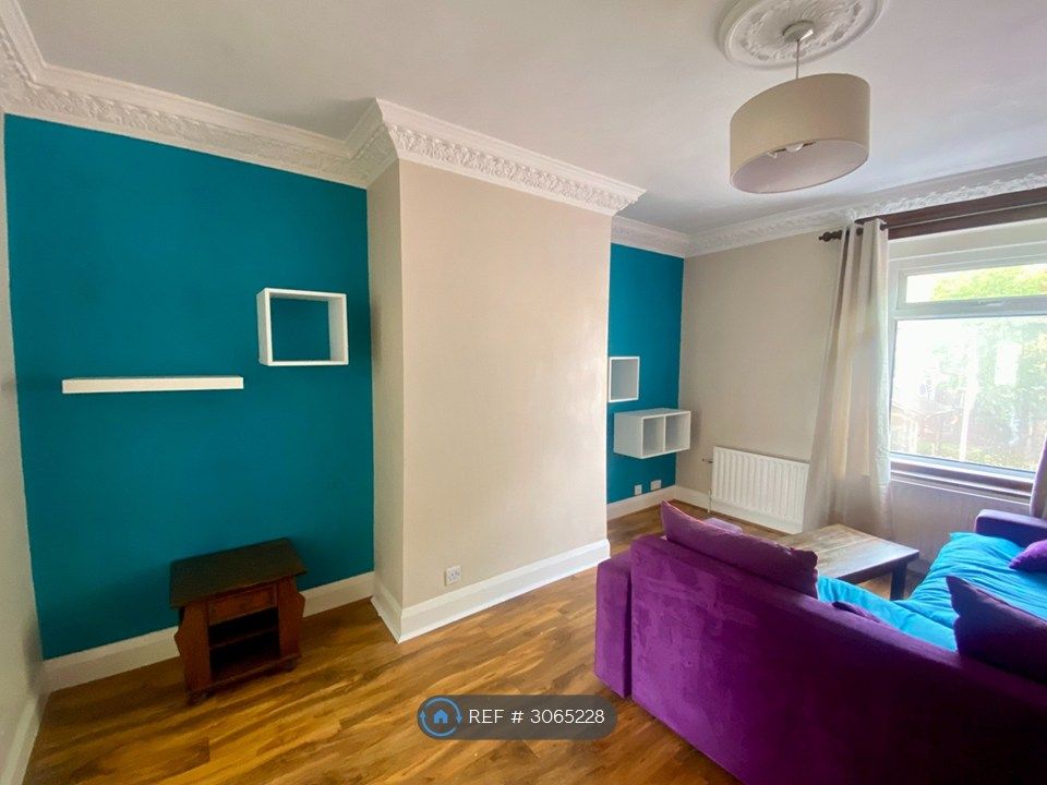 Property photo 1 of 9 Livingroom