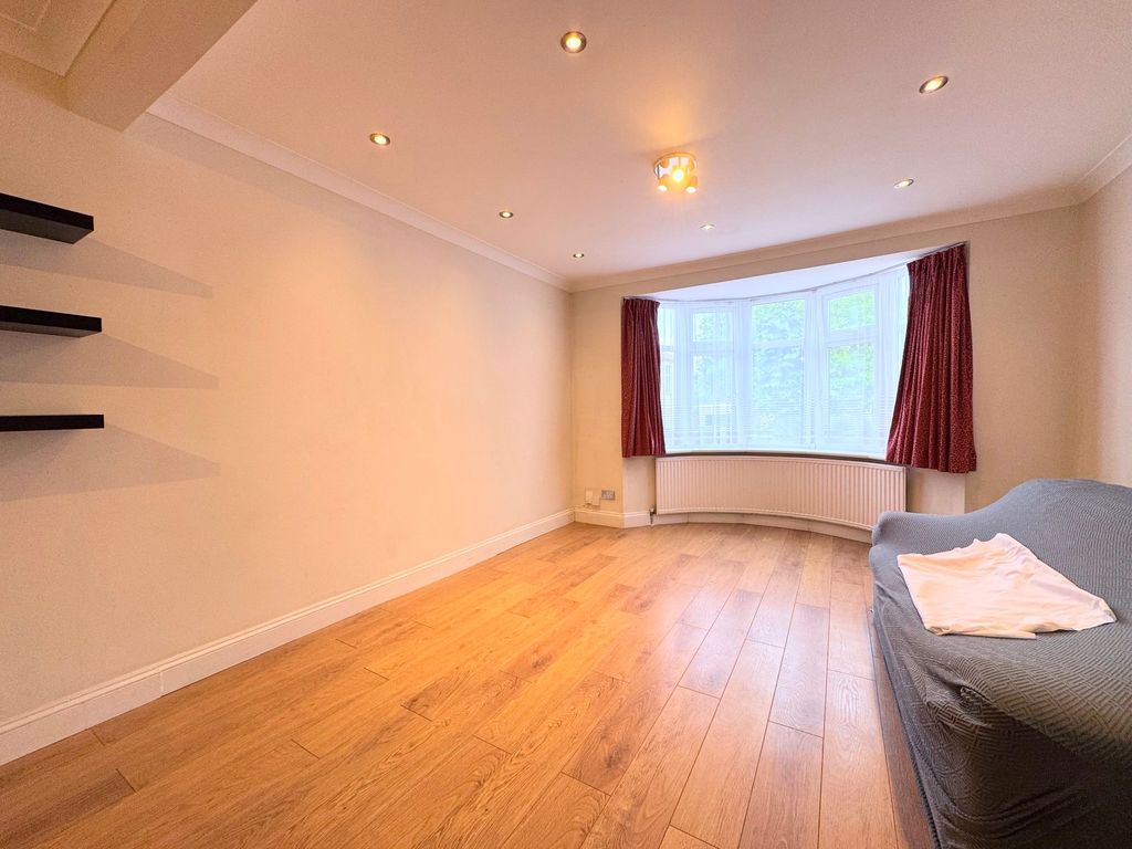 Property photo 2 of 17 Lounge