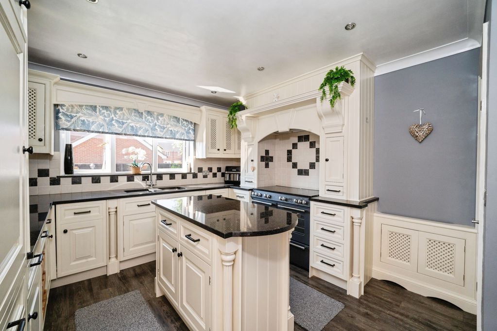 Property photo 3 of 25 Kitchen