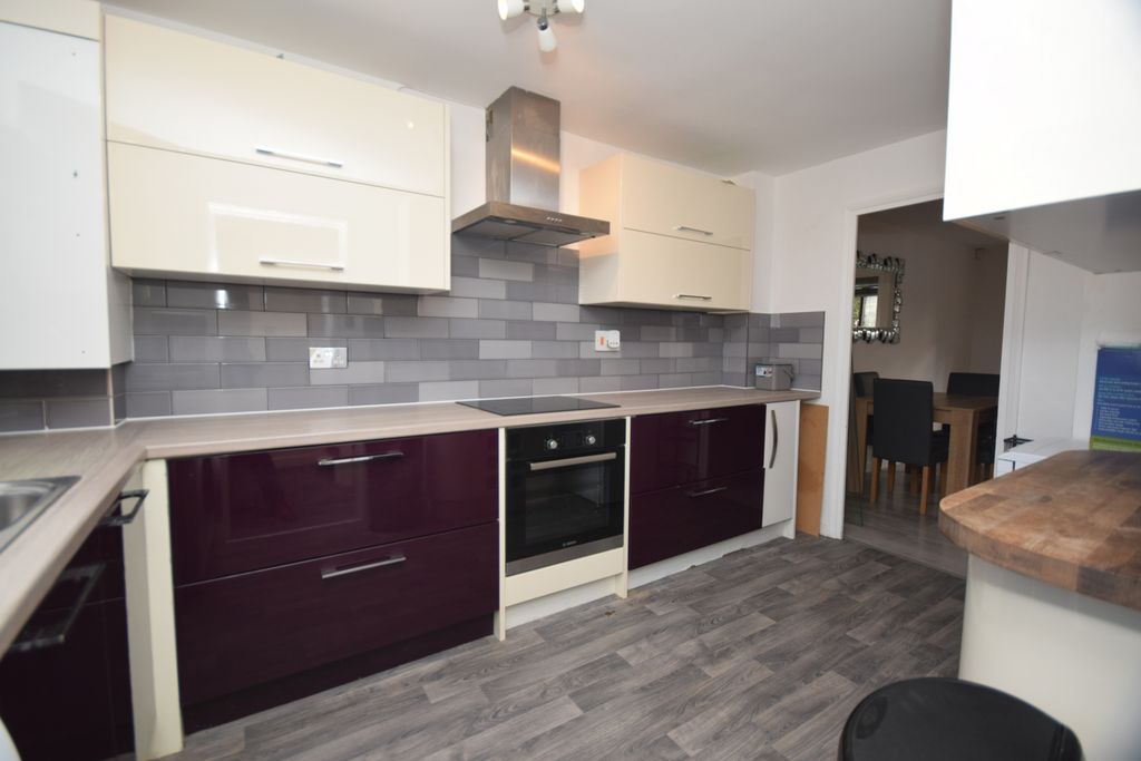 Property photo 3 of 10 Kitchen