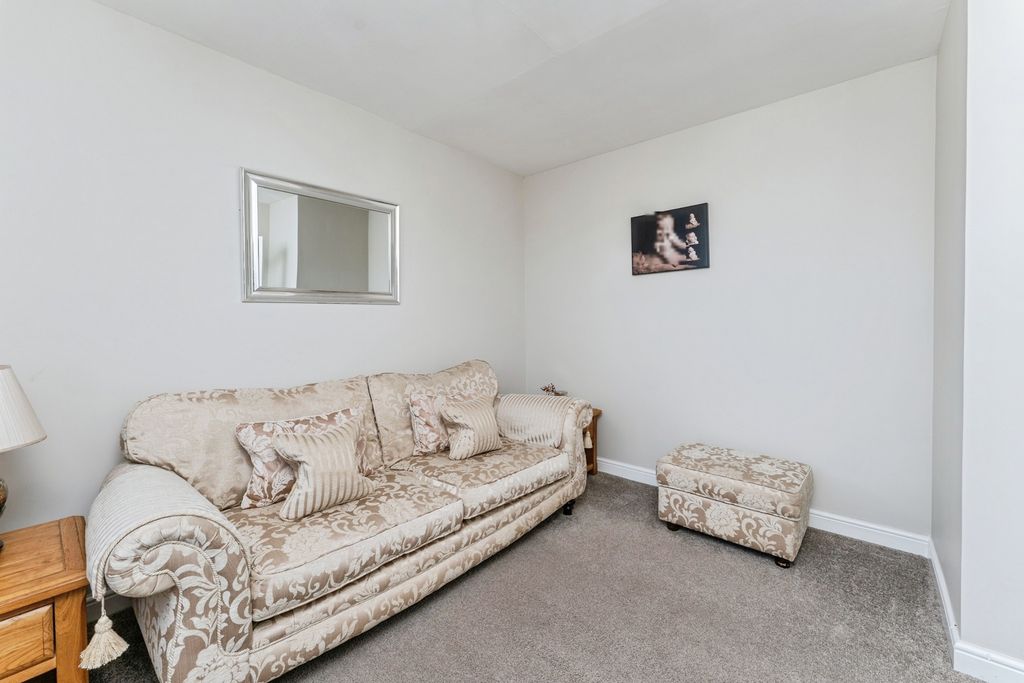 Property photo 3 of 19 Lounge